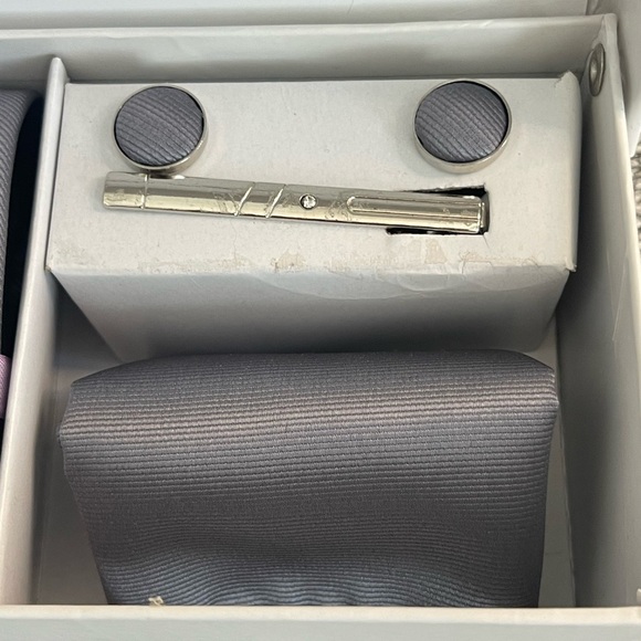 Gray Tie Set with Elegant Accessories - Picture 7 of 16